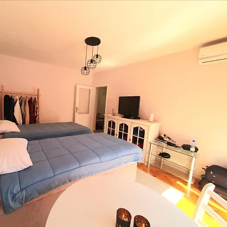 Apartment Ernest Avenue- *
